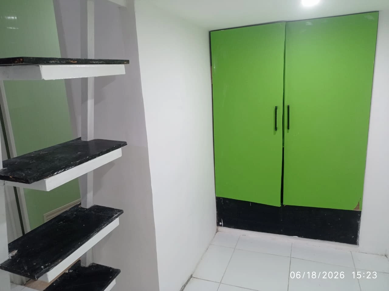 Foto Kamar F1 (Deluxe Room)  Kost Surabaya